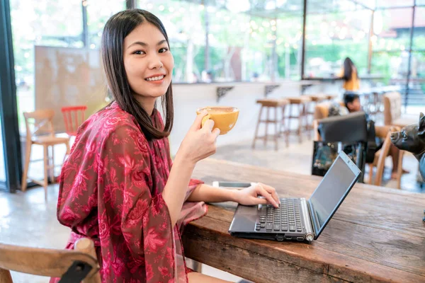Hermosa Asiática Freelance Mujeres Celebrar Taza Café Trabajando Con Ordenador — Foto de Stock