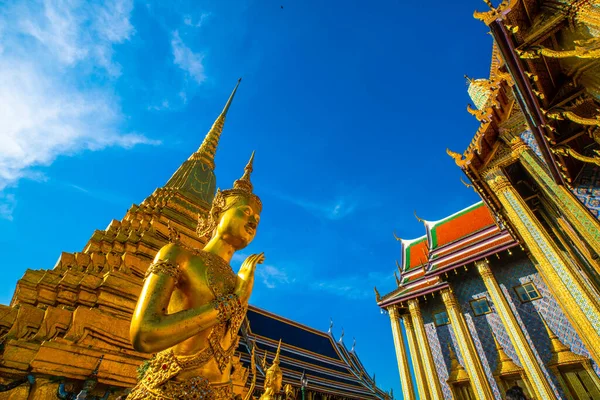 青い空に対するエメラルド仏の何Phra Kaew寺院は タイの観光地と有名なランドマークです — ストック写真