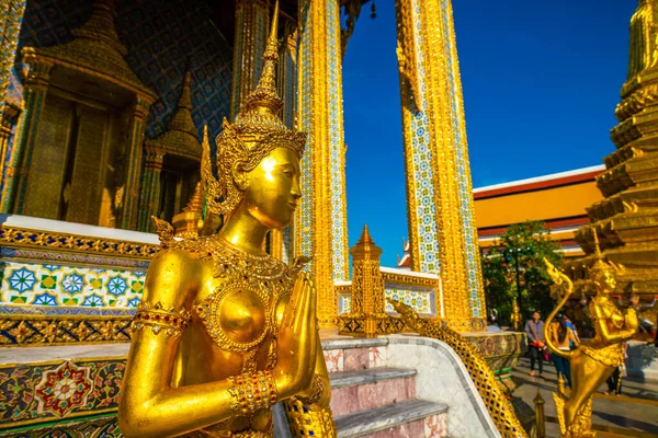 Wat Phra Kaew蓝天翡翠佛寺是泰国的旅游胜地和著名的地标 — 图库照片