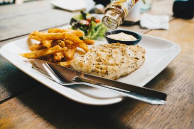 Patates ve sebzeli ızgara göğüs bifteği.