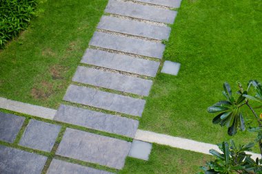 Çimento yolundaki çimento yolu ev bahçesinin fotokopisini çekmek için