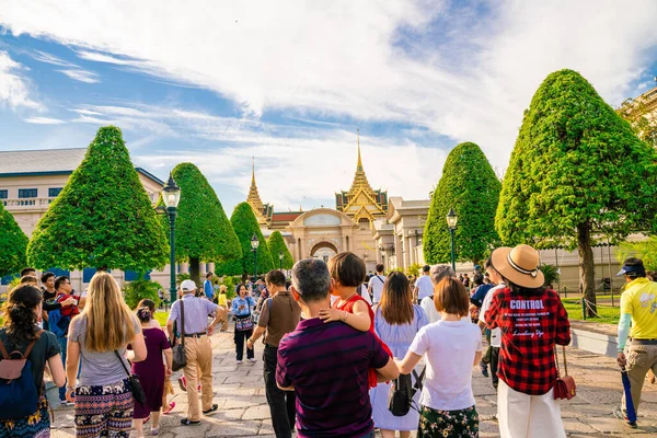 2019年1月2日タイ バンコク エメラルド仏またはワット カイュー朝の日の出の寺院を訪れる観光客 — ストック写真