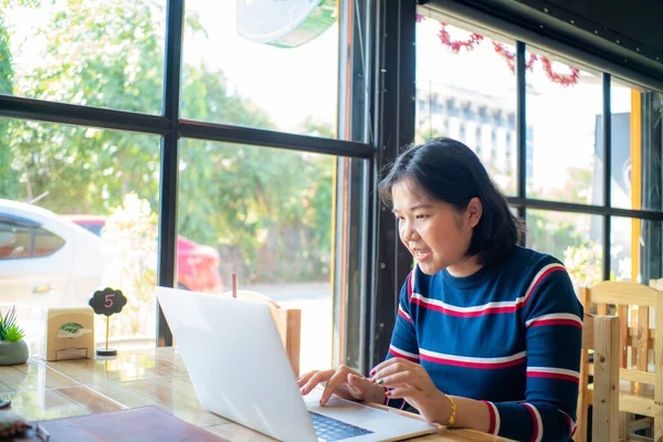 Business Freelance Women Working Laptop Sitting Restaurant Business Technology — Stock Photo, Image