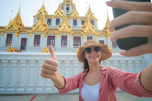 Mulheres Turísticas Tirar Selfie Smartphone Viagens Fotos Templo Buddha Bangkok — Fotografia de Stock