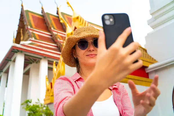 Las Mujeres Turísticas Toman Fotos Teléfonos Inteligentes Selfie Templo Buddha — Foto de Stock