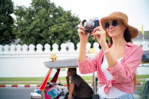 Hermosas Mujeres Turísticas Con Cámara Toman Fotos Mientras Viajan Ciudad — Foto de Stock