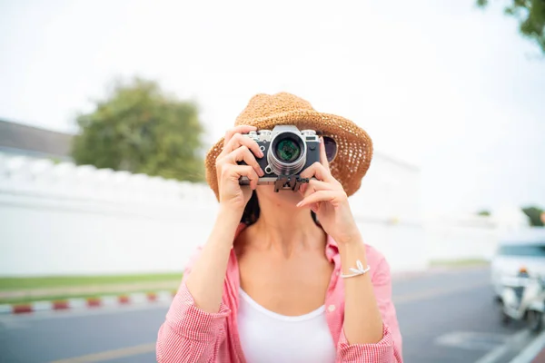 Hermosas Mujeres Turísticas Con Cámara Toman Fotos Mientras Viajan Ciudad — Foto de Stock