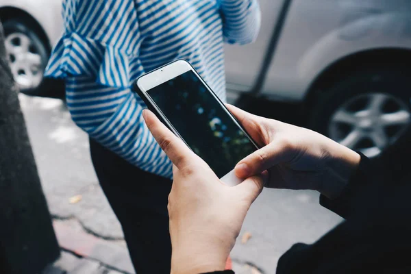 Kvinnor Hand Använda Smartphone Utomhus Stadsliv Affärskommunikation — Stockfoto