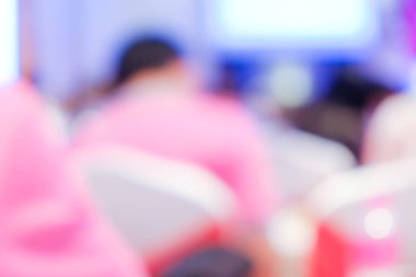 Soyut bulanık insanlar seminer odasında monitörle hastalanıyor