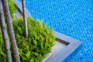 Yüzme havuzu mavi su manzaralı otel arka planı