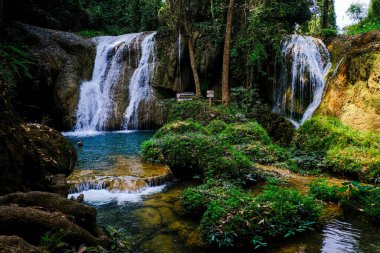 Ormanın derinliklerindeki cennet şelalesi turkuaz su Phayao Tayland