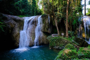 Ormanın derinliklerindeki cennet şelalesi turkuaz su Phayao Tayland