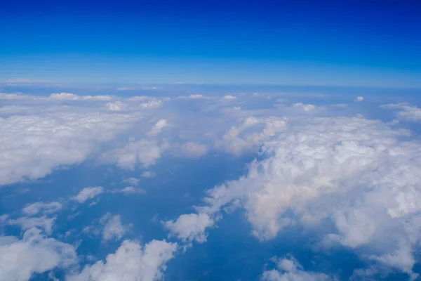 Μπλε Ουρανό Φόντο Μικροσκοπικά Σύννεφα Από Αεροπλάνο Φόντο Της Φύσης — Φωτογραφία Αρχείου