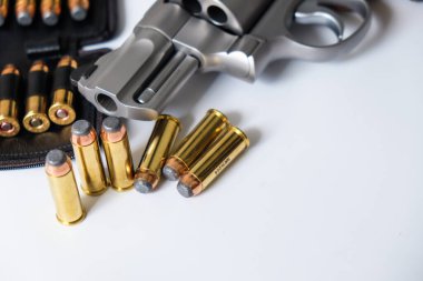 .44 magnum revolver tabancası, beyaz arka plan savunma kavramında kurşun.