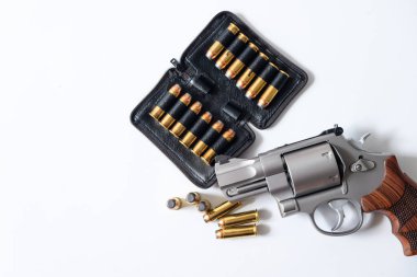 .44 magnum revolver tabancası, beyaz arka plan savunma kavramında kurşun.