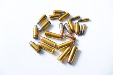 44 'lük magnum 9mm' lik ve 45 'lik tabanca mermileri beyaz arka plan suç kavramına ait.