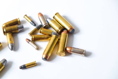 44 'lük magnum 9mm' lik ve 45 'lik tabanca mermileri beyaz arka plan suç kavramına ait.