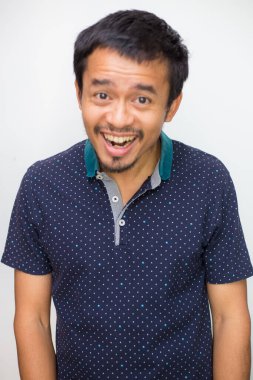 Yakışıklı sakallı genç Asyalı düşünceli bir adamın portresi beyaz arka planda izole edilmiş.