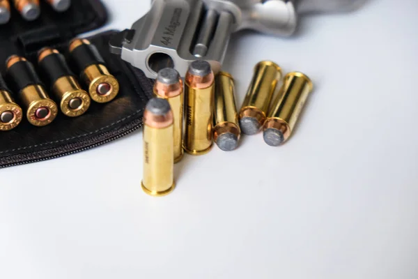Magnum Revolver Pistole Mit Kugel Auf Weißem Hintergrund Selbstverteidigungskonzept — Stockfoto