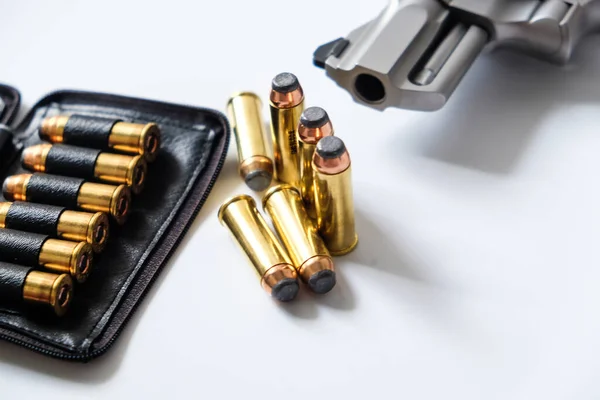 Magnum Revolver Tabancası Beyaz Arka Plan Savunma Kavramında Kurşun — Stok fotoğraf