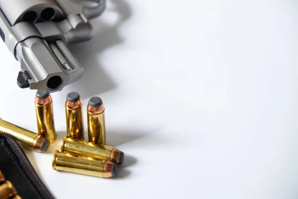 Револьверна Гармата Magnum Кулею Білому Тлі Концепція Самозахисту — стокове фото