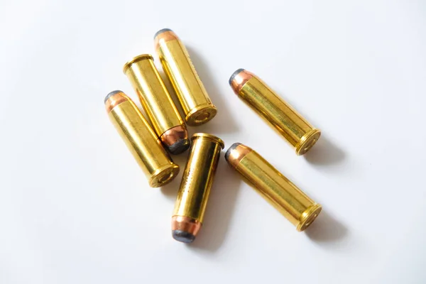 Grupo Bala Pistola Magnum 9Mm Fundo Branco Conceito Criminoso — Fotografia de Stock