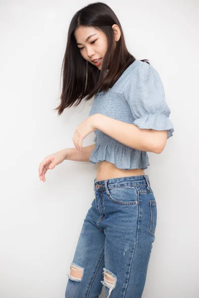 Сексуальные Азиатские Женщины Носят Синие Джинсы Стоя Белом Фоне Красивые — стоковое фото