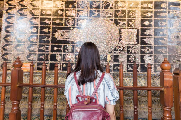 Gyönyörű Ázsiai Nők Séta Utazás Buddhista Templom Bangkok Thaiföld — Stock Fotó