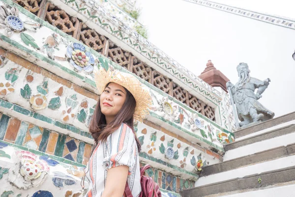 Hermosas Mujeres Asiáticas Caminando Viajan Templo Budista Bangkok Tailandia —  Fotos de Stock