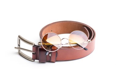 Kahverengi deri kemer beyaz backgro vintage gözlüklerle erkekler için