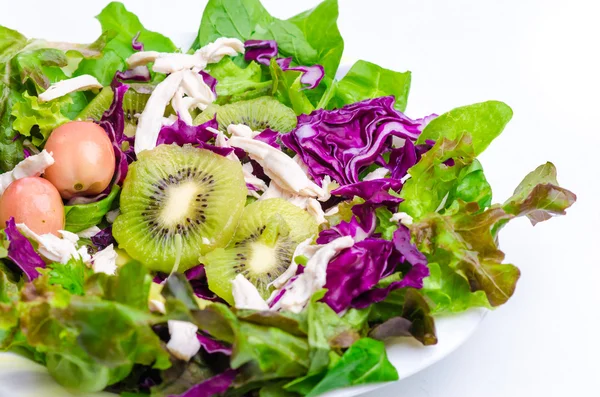 Salada de estilo mediterrânico com kiwis e azeitonas — Fotografia de Stock