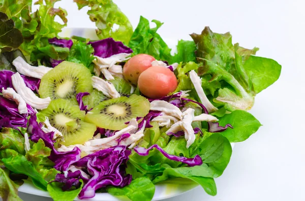 Salat im mediterranen Stil mit Kiwi und Oliven — Stockfoto