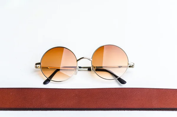 Mode de lunettes vintage et ceinture marron — Photo