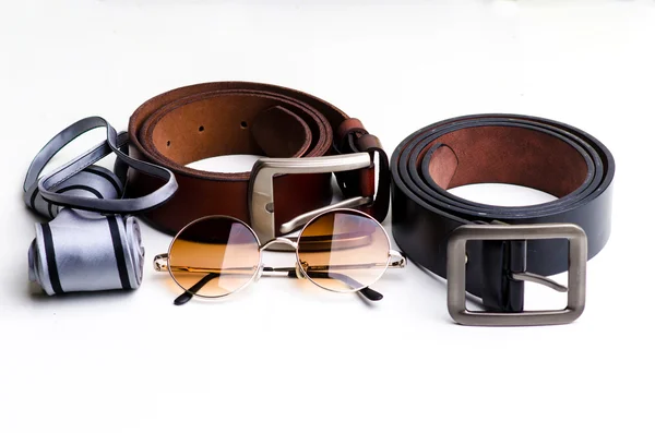 Essentials moderne mens bril, stropdas en riem — Stockfoto
