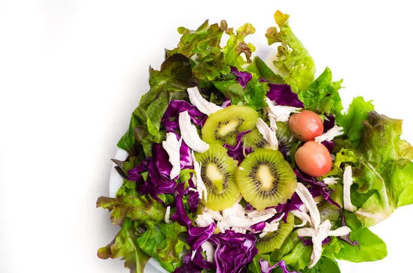 Salat im mediterranen Stil mit Kiwi und Oliven — Stockfoto