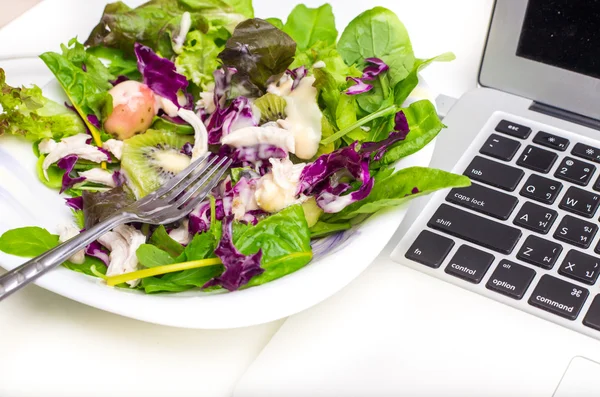 Veel kleur salade met zakelijke laptop geïsoleerd op wit — Stockfoto