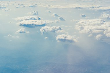 Mavi Gökyüzü bulutlu, atmosferin üst Katmanlar.