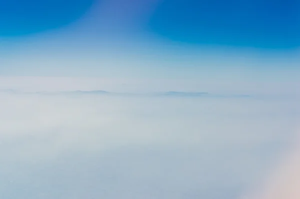 Μπλε του ουρανού με σύννεφα, τα ανώτερα στρώματα της ατμόσφαιρας. — Φωτογραφία Αρχείου