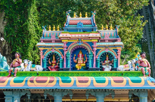 Kleurrijke standbeeld van Hindoe-God in Batu caves Indiase tempel — Stockfoto