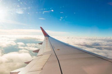 Bulutlar ve gökyüzü bir uçağın penceresinden görüldüğü gibi