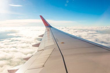 Bulutlar ve gökyüzü bir uçağın penceresinden görüldüğü gibi