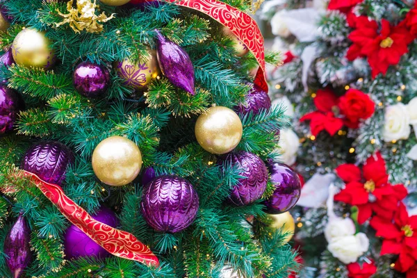 Weihnachtsschmuck auf den Ästen des Baumes — Stockfoto