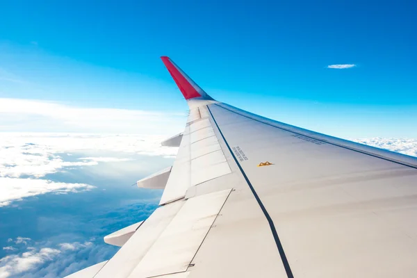 Nuvole e cielo visti attraverso la finestra di un aereo — Foto Stock