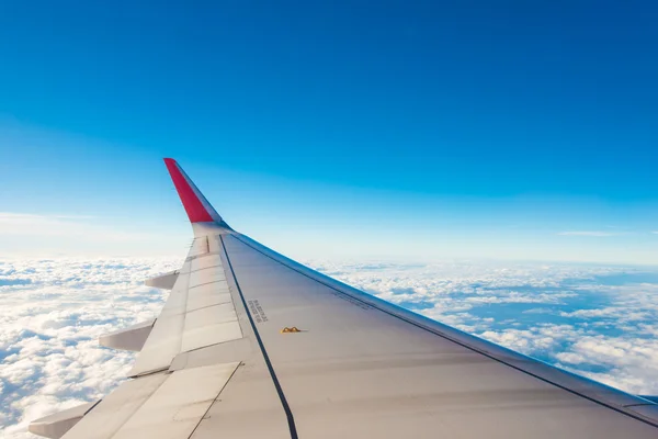 Vleugel van het vliegtuig vanuit venster — Stockfoto