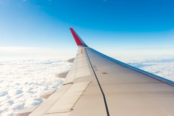 A repülőgép ablakból szárnya창에서 비행기의 날개 — 스톡 사진