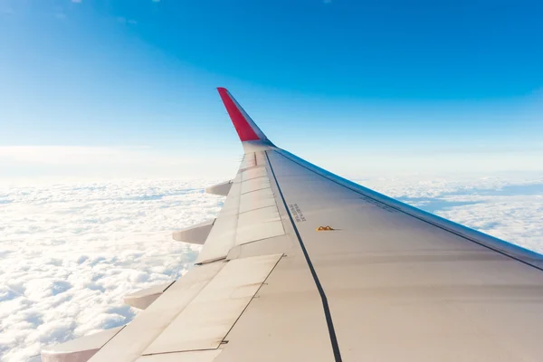 Ala del avión desde la ventana —  Fotos de Stock