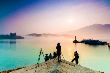 Fotoğrafçı güneş ay gölde Foto al