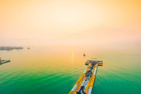 在有雾的早晨的太阳月亮湖 — 图库照片