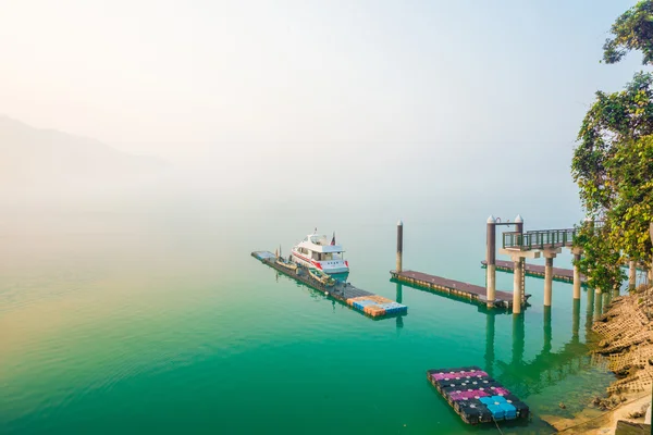 Sun Moon Lake rano z mgły — Zdjęcie stockowe