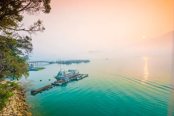 Sole Luna Lago al mattino con nebbia — Foto Stock